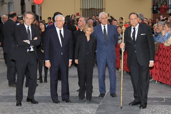 Alfonso Díez ha salido del templo muy emocionado acompañando a los hijos de doña Cayetana