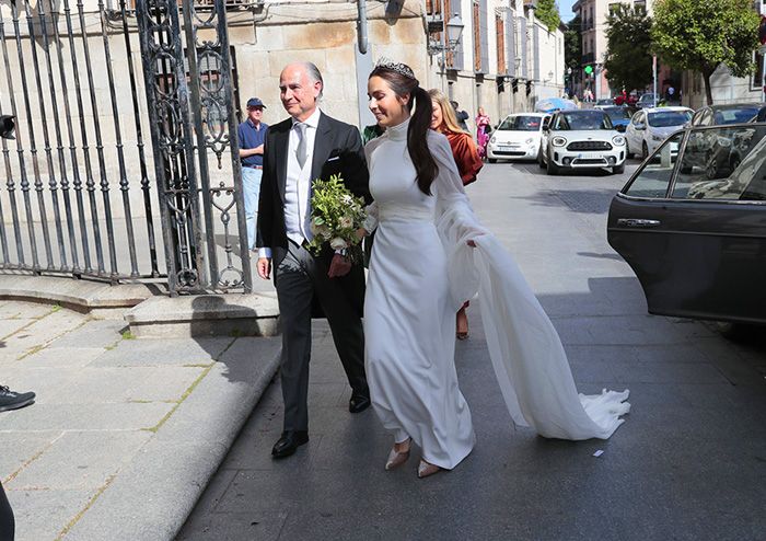 Teresa Revuelta Guerrero vestida de blanco