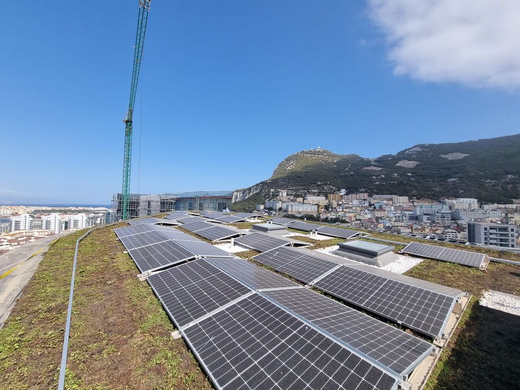 Cubierta biosolar en Gibraltar, territorio británico en la costa sur de España