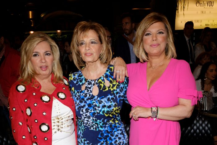 Las hermanas Campos junto a su madre, María Teresa Campos