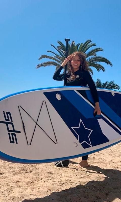 Shakira posa con una tabla de paddle surf