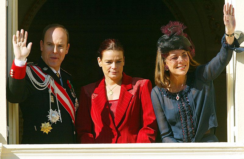 Plano medio de Alberto de Monaco con sus hermanas Carolina y Estefanía saludando desde el balcón