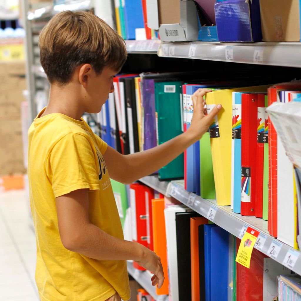 Niño compra un archivador