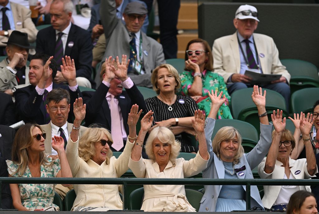La reina Camilla junto a su hermana, Annabel Elliot, en Wimbledon el 10 de julio de 2024