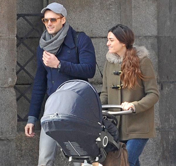 Olivia y Sergio, en la imagen paseando con su primera hija Vera, han dado ya la bienvenida a su hijo Eric
