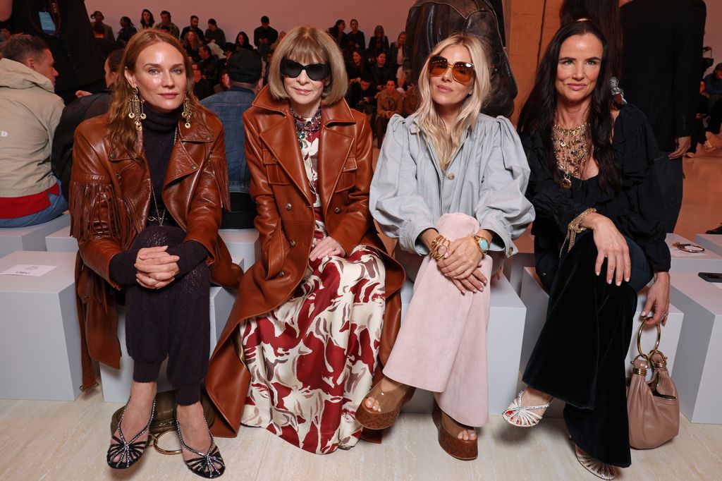 Desde la temporada pasada, Siena Miller ha sido uno de las principales embajadoras del estilo bohemio. Aquí en la primera fila junto a Diane Kruger, Anna Wintour y Juliette Lewis el día de ayer