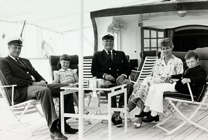 El rey Olav con los entonces príncipes herederos Harald y Sonia y los príncipes Haakon y Marta Luisa en 1980