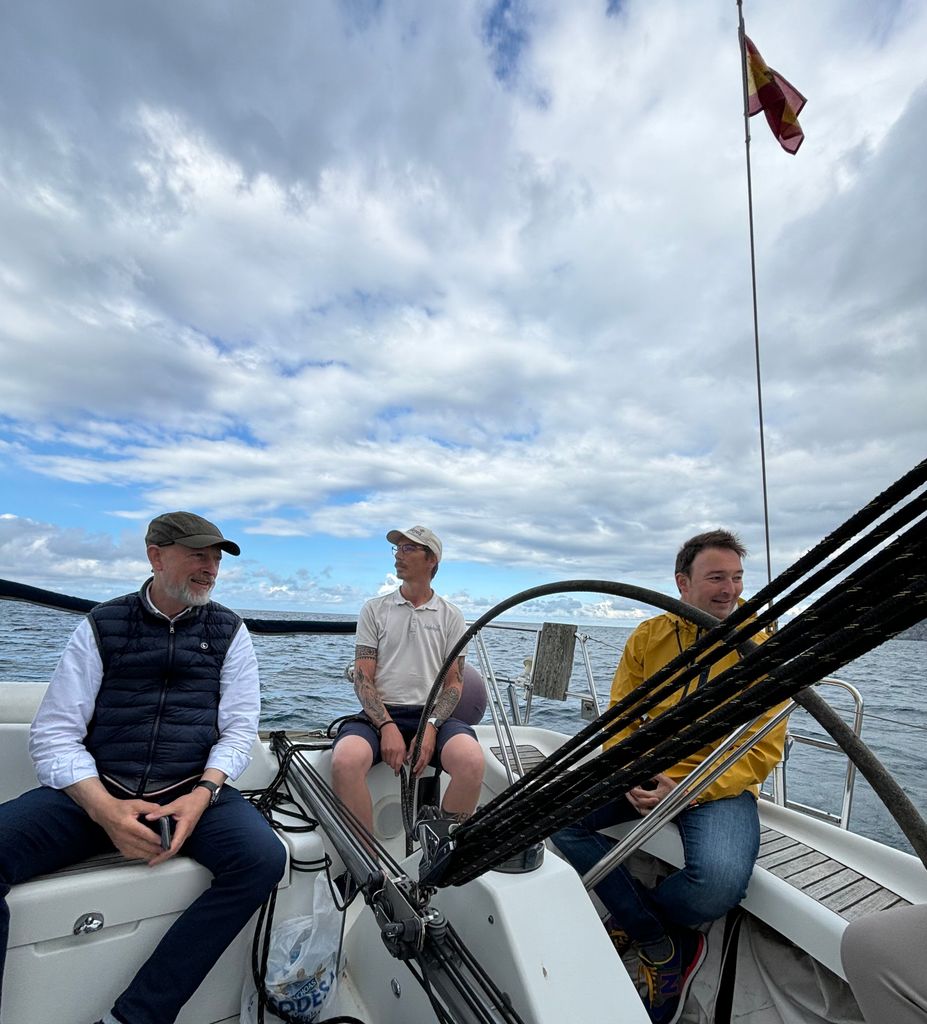 José Luis Ortiz con Fidel Ortiz y el patrón de barco