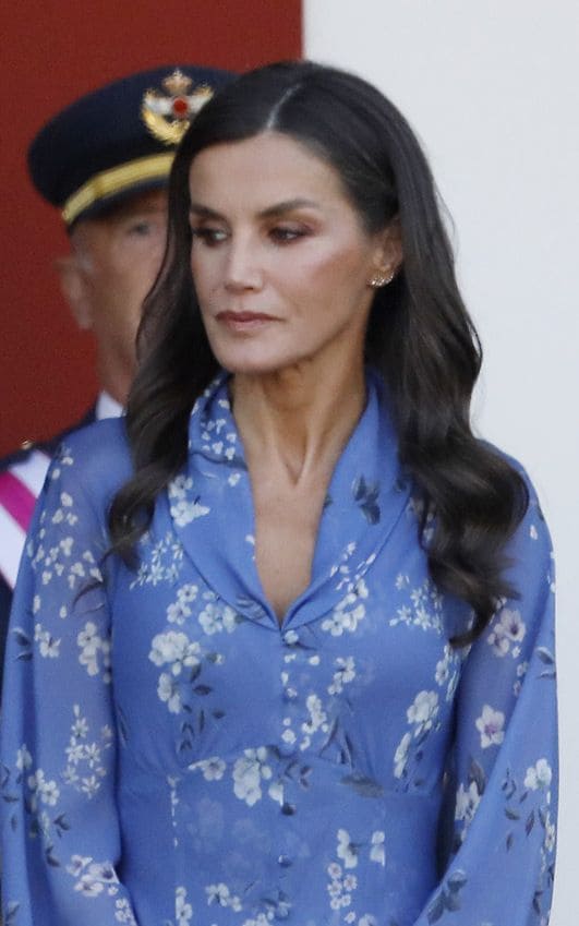 La reina Letizia estrena un vestido español de tejido reciclado para celebrar la Fiesta Nacional 2023