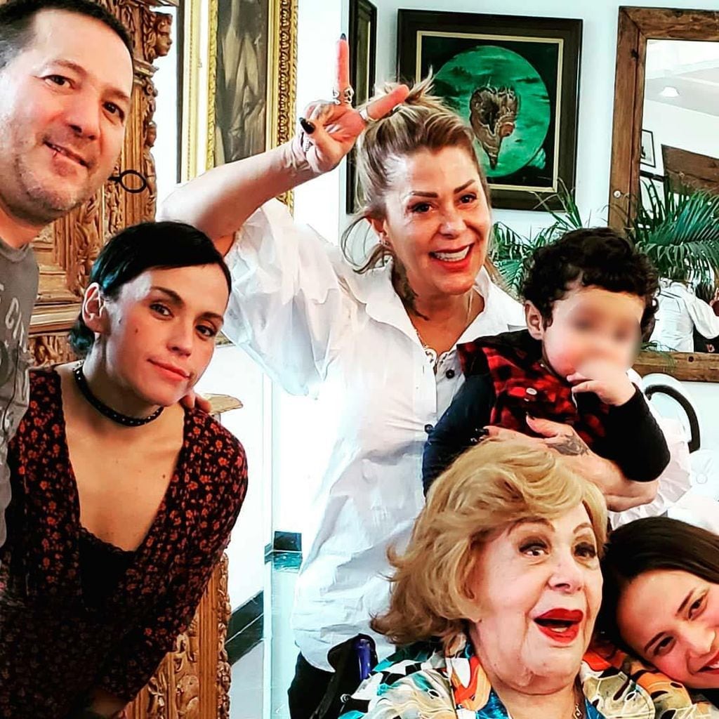 Familia de Silvia Pinal con bebé Apolo