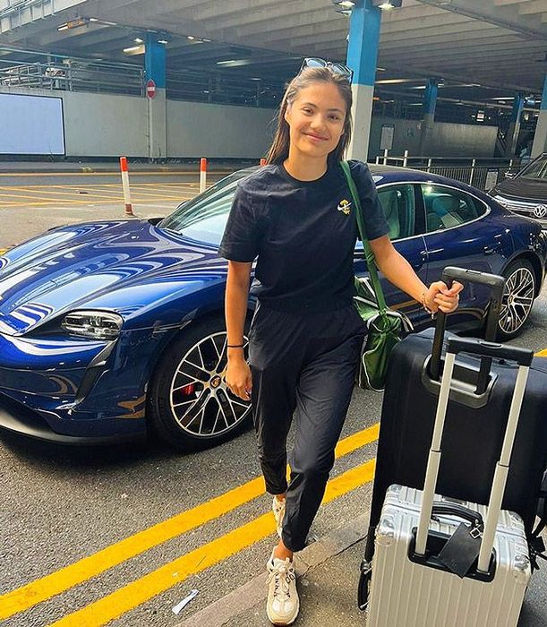 emma raducanu con un porsche 