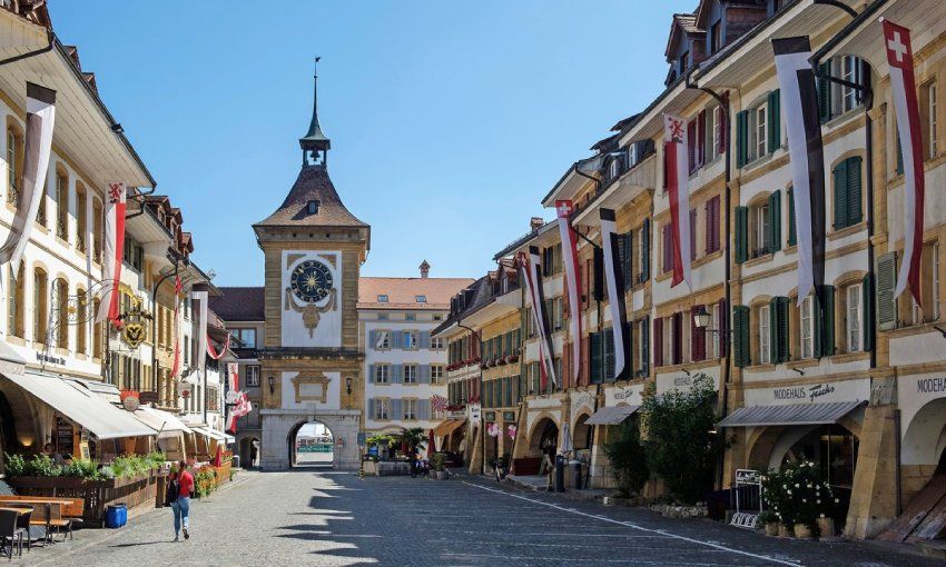 plaza en la ciudad de murten suiza