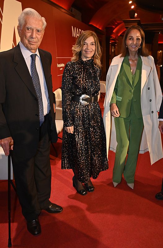 Isabel Preysler con Mario Vargas Llosa y Xandra Falcó