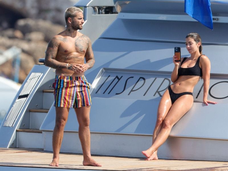 La pareja feliz en un barco