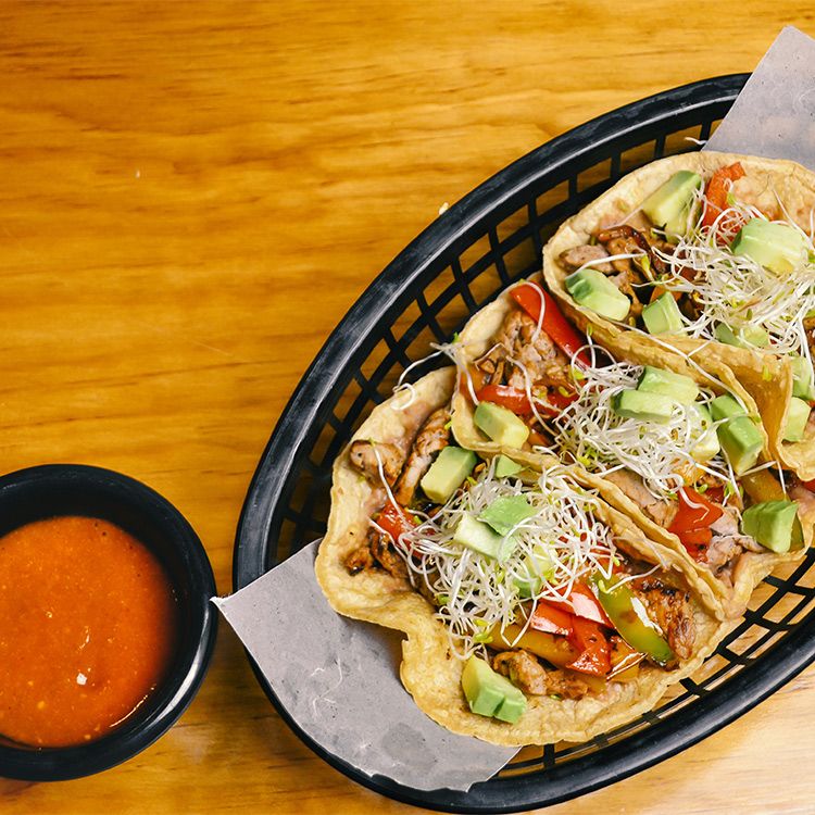 Tacos de ternera con aguacate y germinados con salsa roja