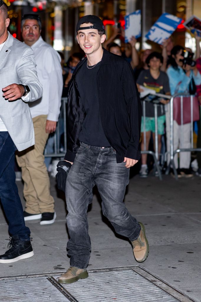 Timothée luce oversized jeans y botas en una salida por la gran manzana