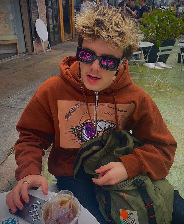 Cruz Beckham tomando café