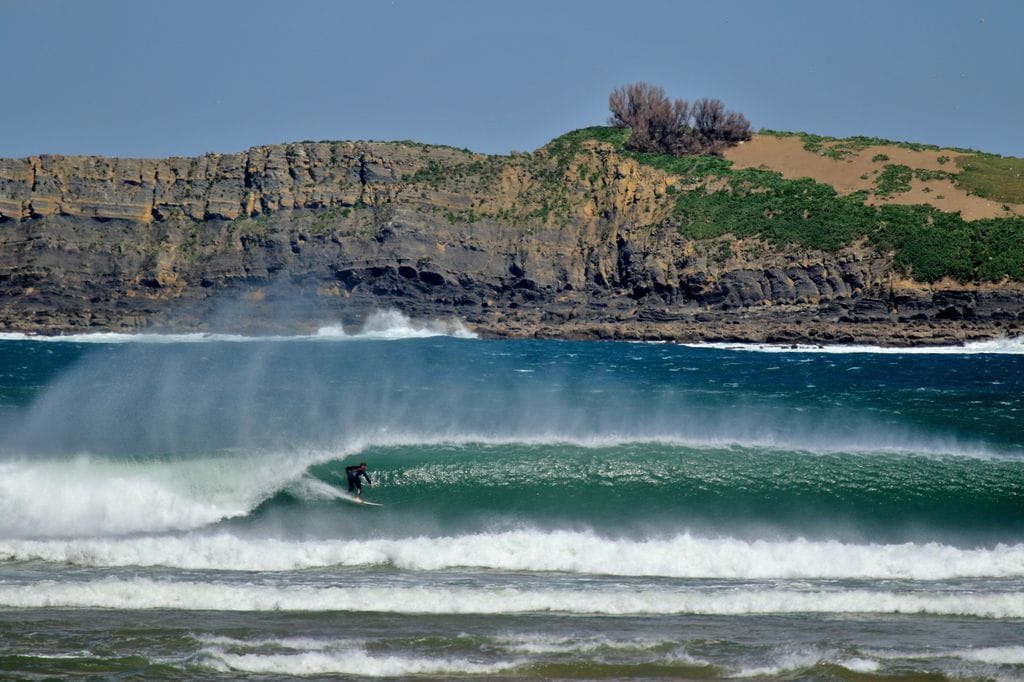 La famosa ola izquierda de Mundaka, Vizcaya, País Vasco