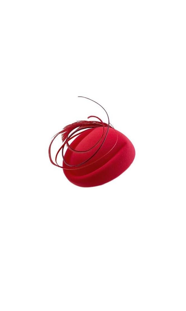 Casquete rojo coral con dos raquis y plumas al tono (370 €) de Mimoki.