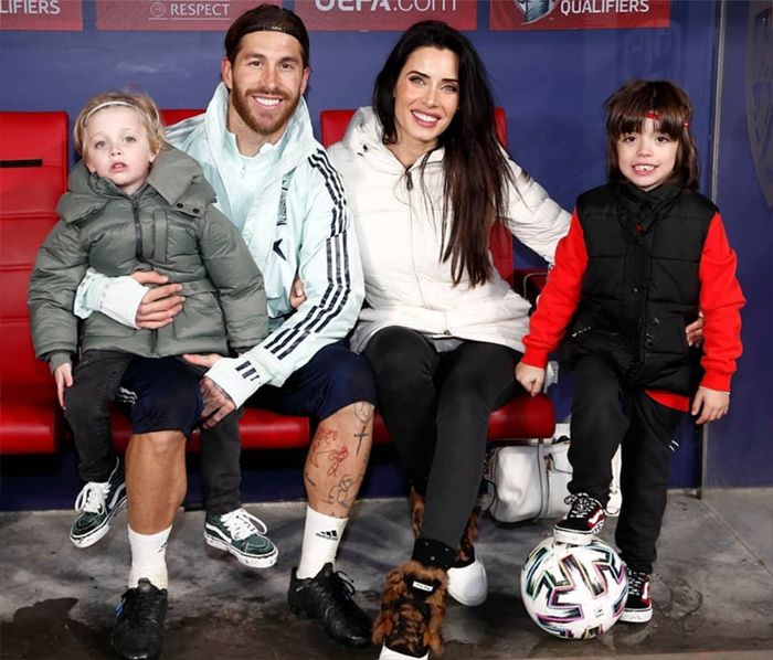 Sergio Ramos y Pilar Rubio con sus hijos