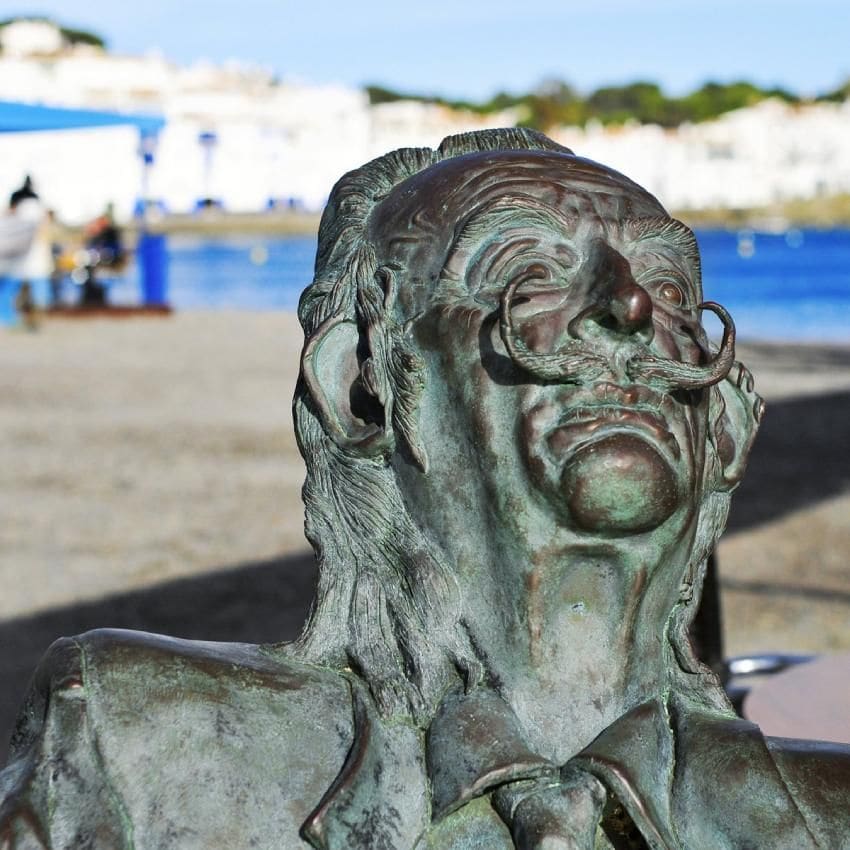 escultura con el rostro de salvador dal en cadaques girona