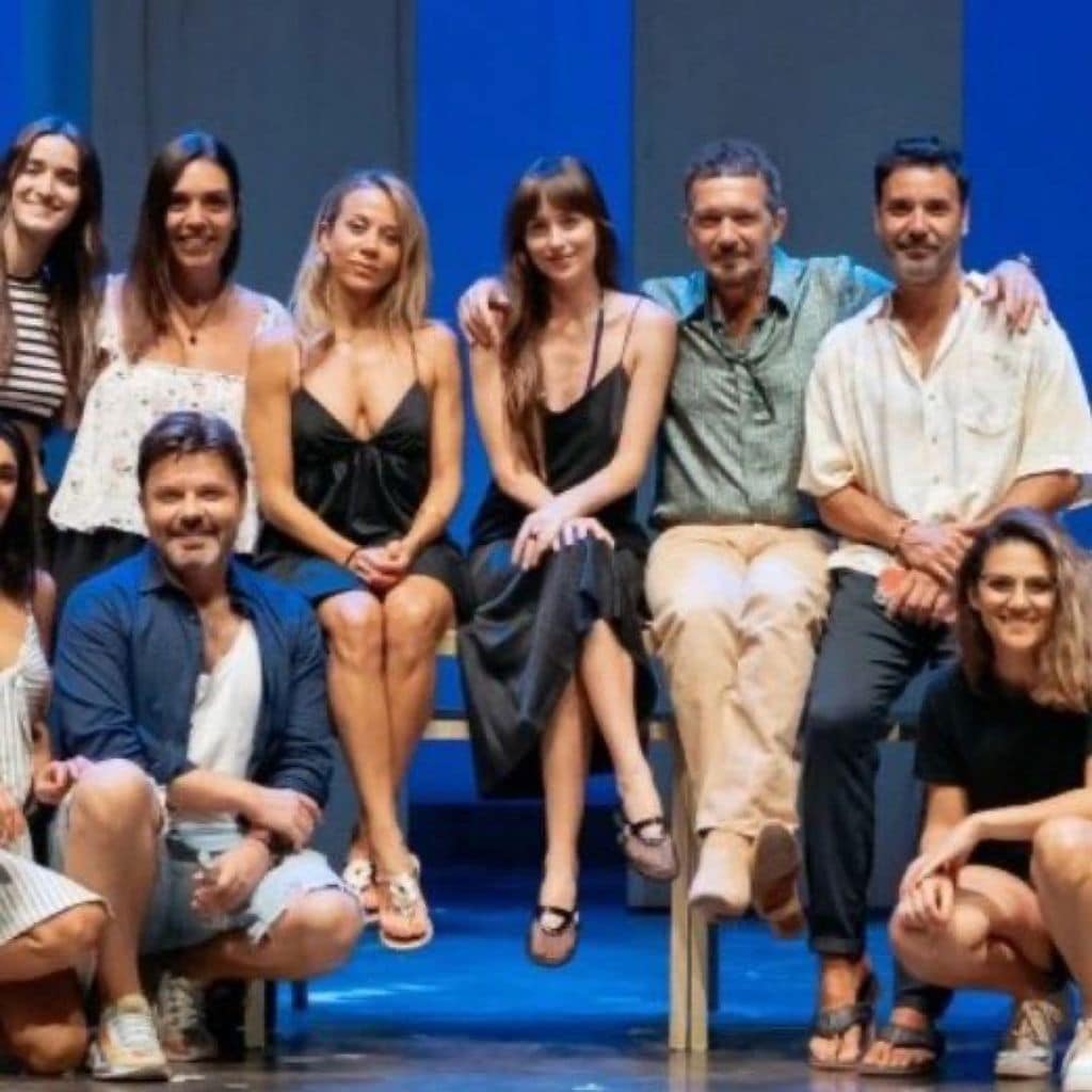 Antonio Banderas recibe la visita de 'su hija' Dakota Johnson en Málaga