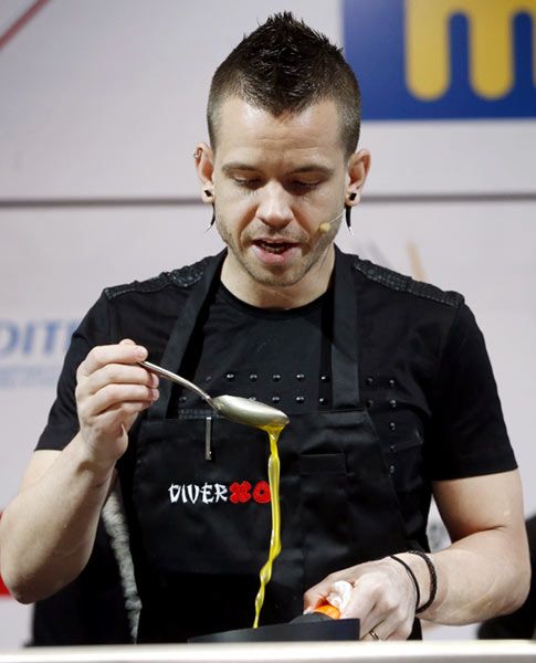 El chef David Muñoz, durante un momento de su ponencia titulada 'Creatividad extrema', en la primera jornada del congreso Madrid Fusión.
