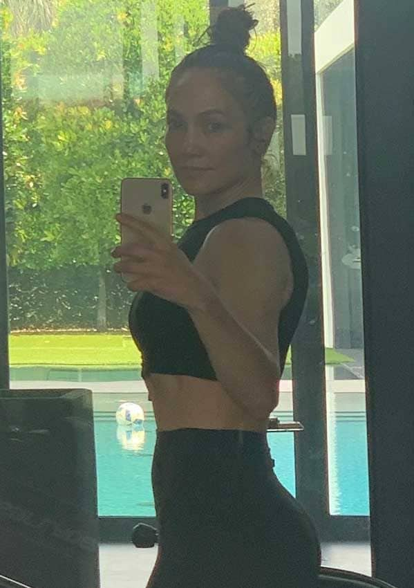 Jennifer Lopez con leggings y sujetador deportivo