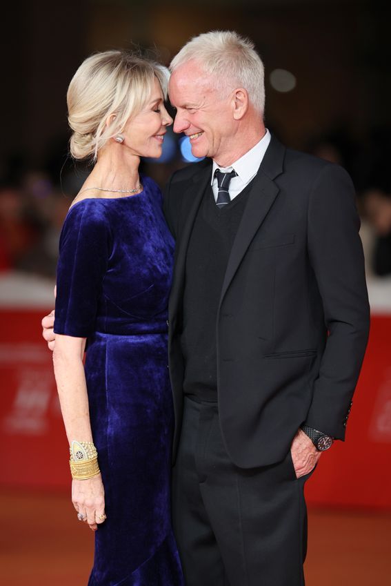 Sting y su mujer Trudie Styler se miran como si fueran novios