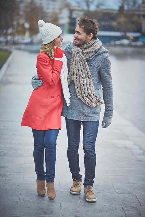 Pareja paseando en la calle