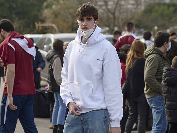 Pablo Urdangarin con una sudadera blanca 