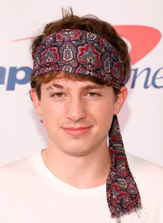 Charlie Puth y el  look de Keith Richards