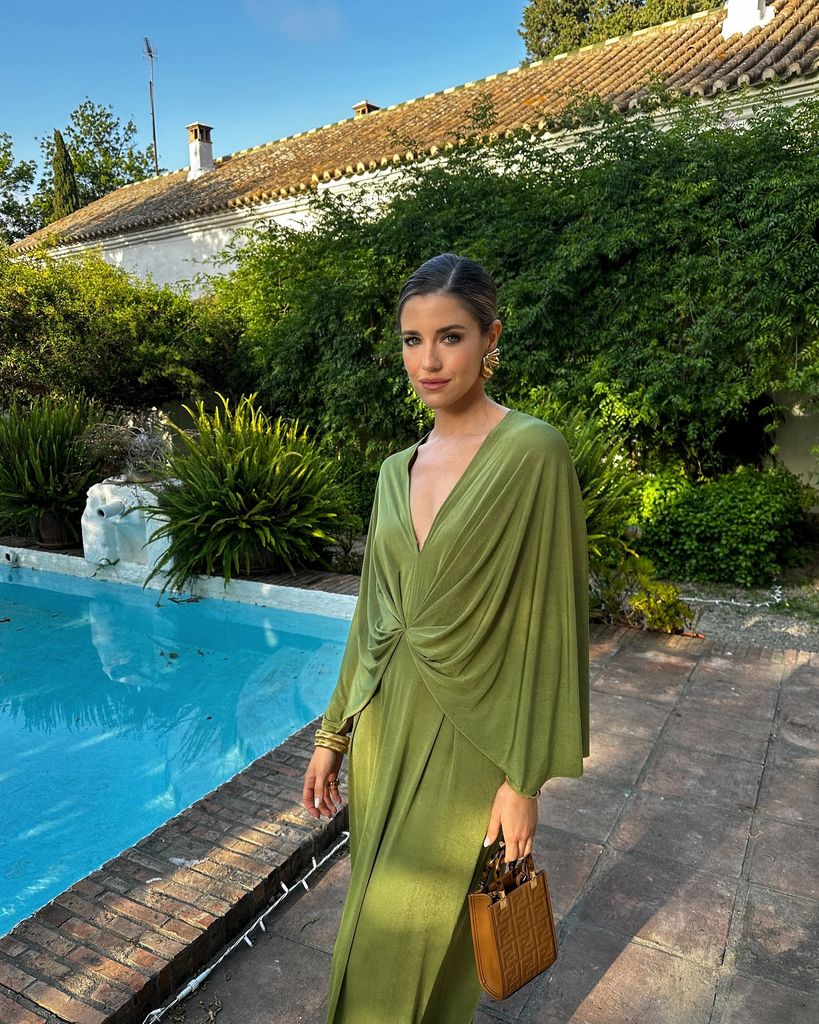 Vestido de invitada verde de Ana Vera con joyas doradas