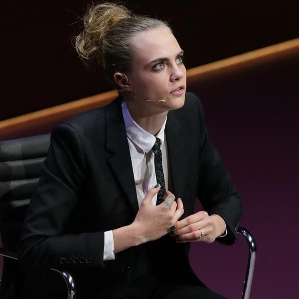 Cara Delevingne ha triunfado sobre las pasarelas, empezó en el mundo de la moda siendo tan solo una niña, pero no sería hasta el año 2011 cuando se convirtió en una reconocida top. Las grandes casas de moda se la rifan, entre ellas ha desfilado para Oscar de la Renta, Burberry, Dolce & Gabbana, o Chanel
