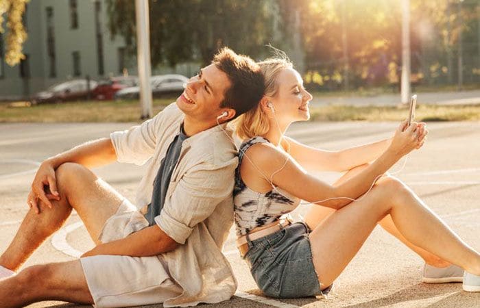 Pareja sentada feliz