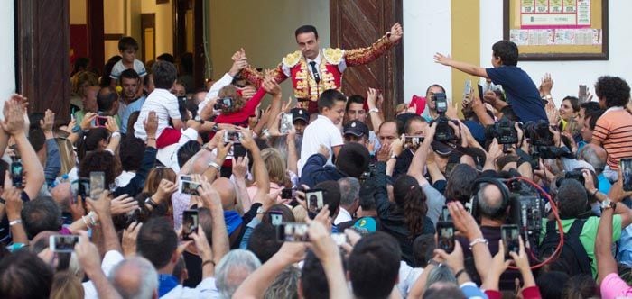 El diestro salió a hombros de la plaza tras completar una faena que ya quedará escrita en la historia del toreo (Foto Look Press)
