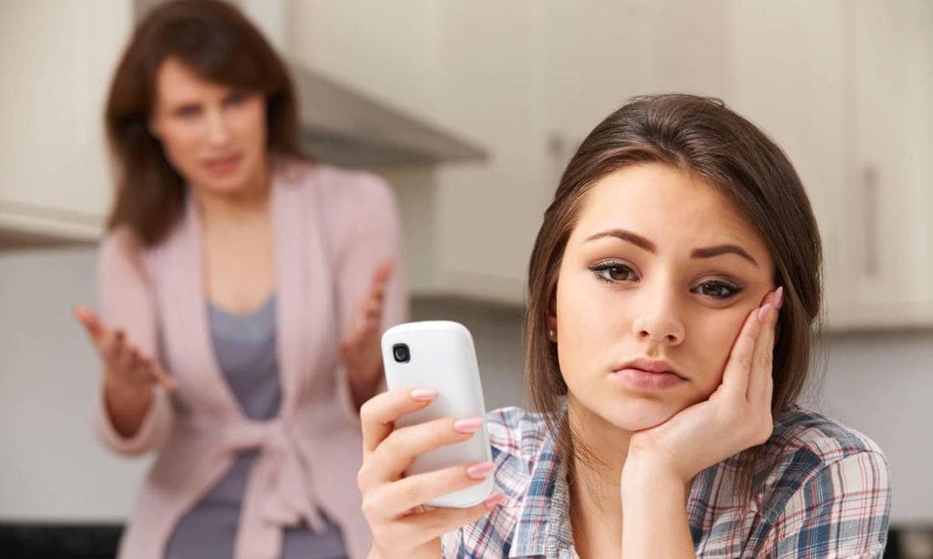 madre echando bronca a adolescente con movil