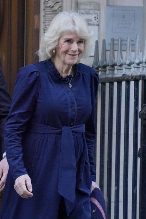 La reina Camilla, muy pendiente de su marido