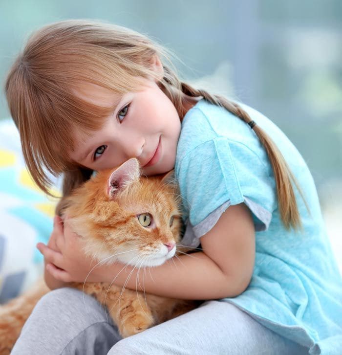 niña con gato