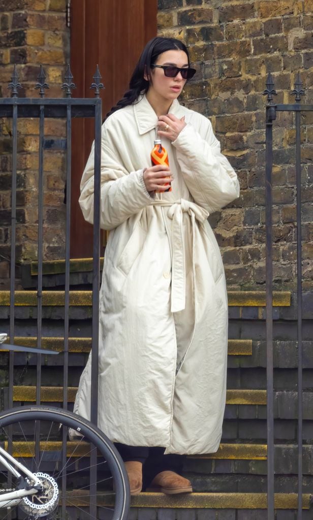 Dua Lipa con anillo de compromiso en las calles de Primrose Hill, Londres. 