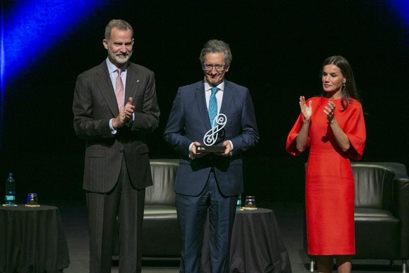 El monarca y doña Letizia entregan unos premios de investigación