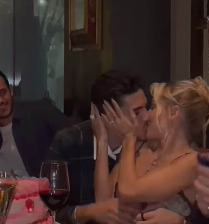 Jessica Goicoechea y Marc Bartra dándose un beso 