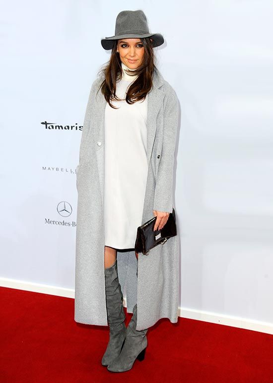 Katie Holmes posó con un look de aire dandy y reminiscencias sesenteras para acudir a uno de los desfiles enmarcados dentro de la Semana de la moda de Berlín.