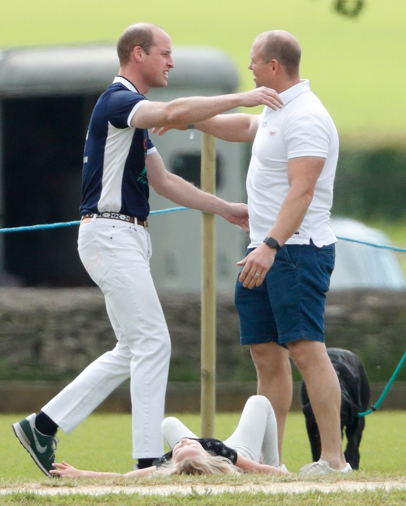 El príncipe Guillermo com Mike Tindall en las carreras en un toreno de polo el 11 de junio de 2017