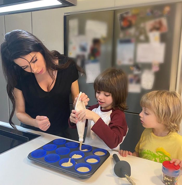 Pilar Rubio con sus hijos haciendo madalenas