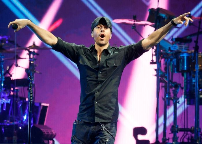 Enrique Iglesias cantando