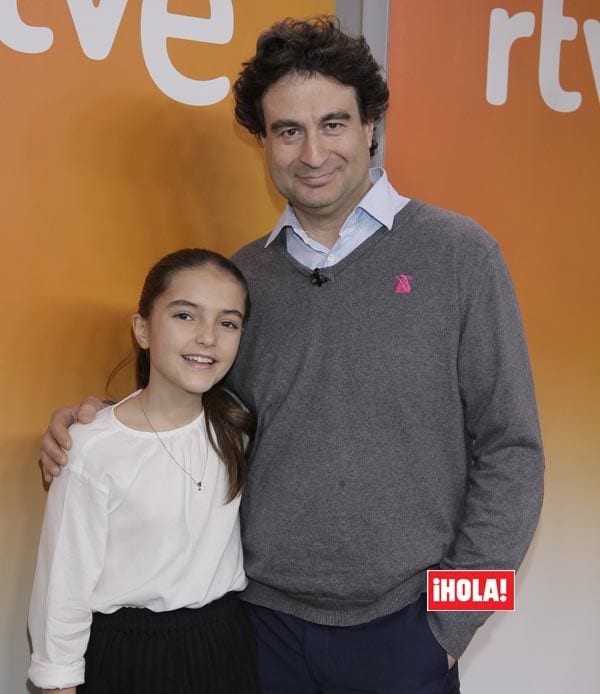 La ganadora María con Pepe Rodríguez, uno de los miembros del jurado del programa, que destacó de ella su 'gran evolución'
