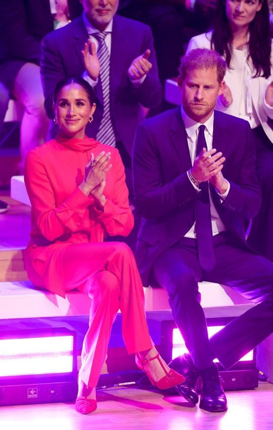 Meghan Markle regresa a Reino Unido con un look rojo y sostenible 