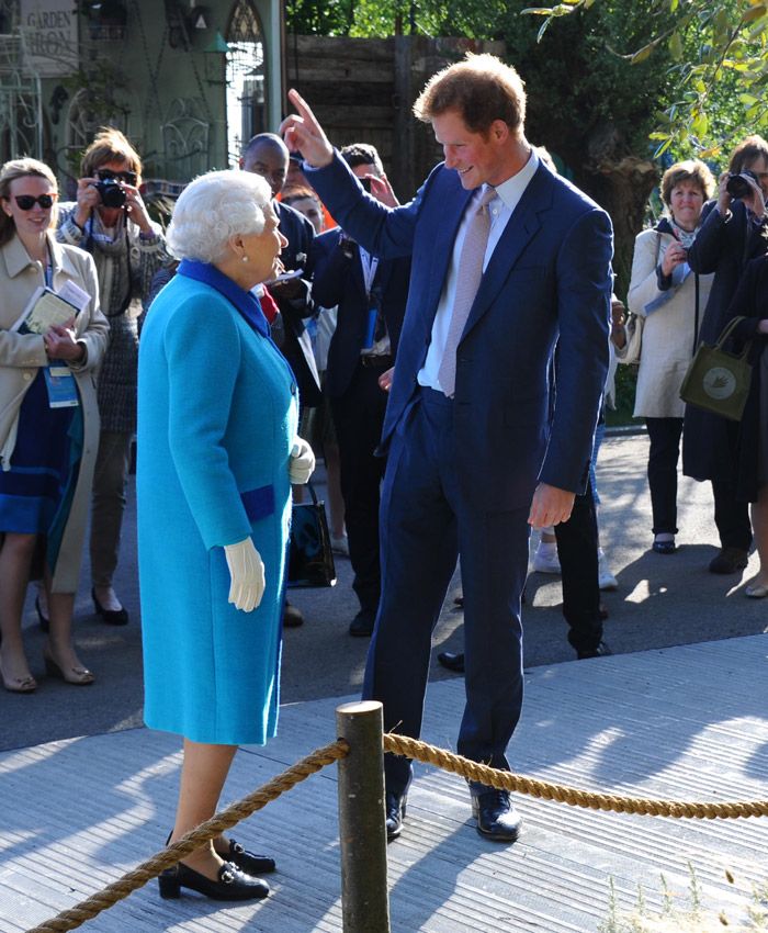 Isabel II de Inglaterra con su nieto favorito, el príncipe Harry