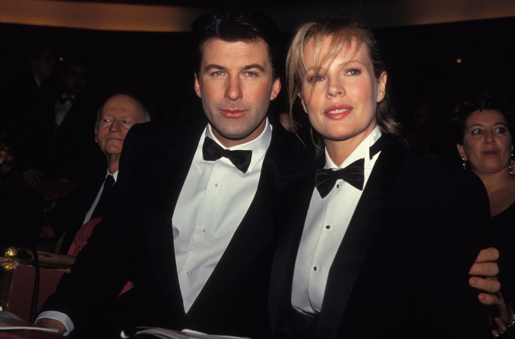 Alec Baldwin y Kim Basinger y Kim Basinger en París, en 1994, durante los premios César de cine, cuando comenzaba su vida en común